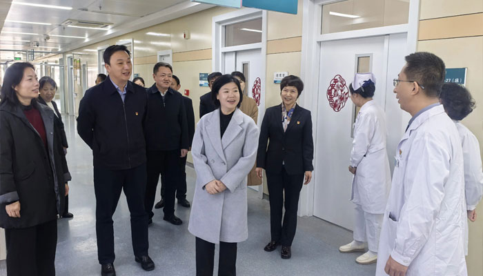 新春慰问送温暖,一线坚守显担当——赤峰市人民政府副市长黄双燕一行莅临赤峰市肿瘤医院开展安全检查与春节慰问